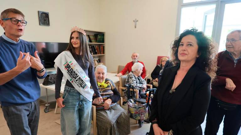 Cesena, vince il concorso di bellezza e va a festeggiare dai suoi “nonnini” del Don Baronio, dove ha svolto il tirocinio - Gallery