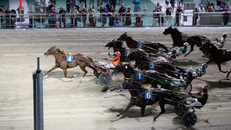 A sinistra l’arrivo vincente di Elise Ana, che precede tutta la concorrenza sul traguardo del Savio. A destra la premiazione dei vincitori da parte della famiglia Grassi