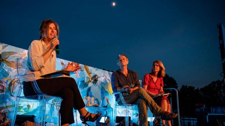 Lo scrittore Emmanuel Carrère affascina Rimini e visita il Fellini Museum