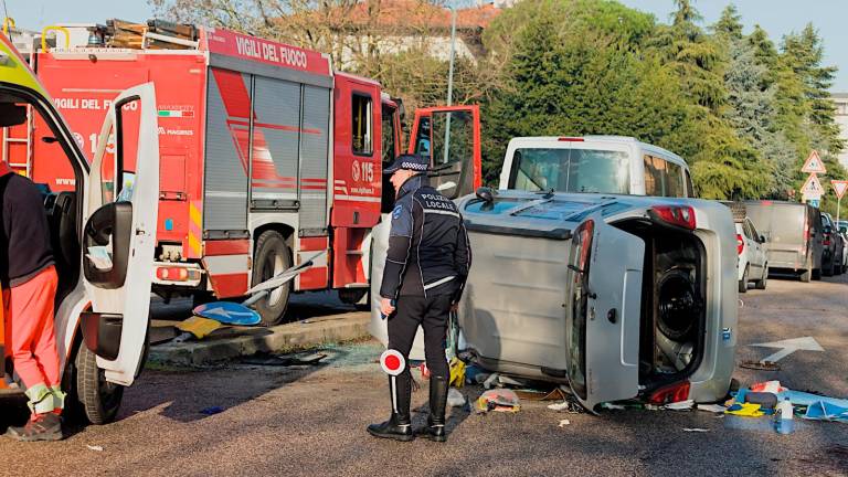 Ravenna. Rocambolesco incidente in via Rubicone: novantenne perde il controllo dell’auto