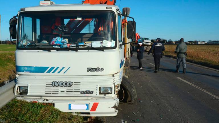 Ravenna, incidente: scontro tra auto e camion, donna all’ospedale