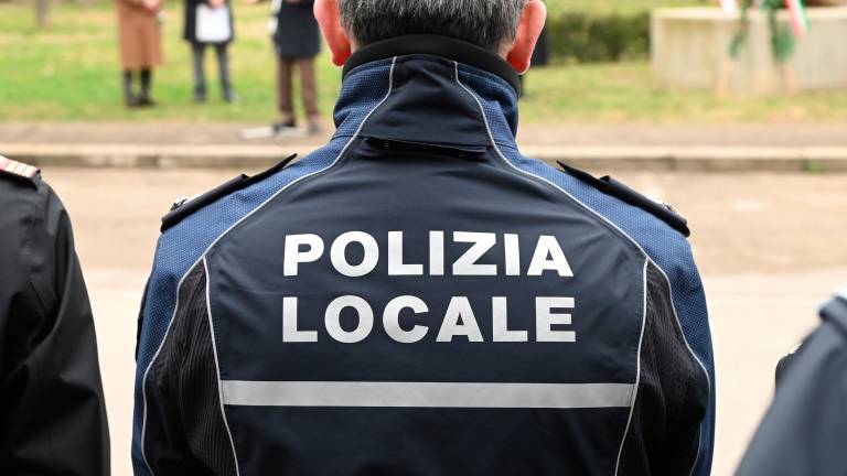 Forlì, la Polizia Locale con il cane antidroga all’entrata e all’uscita delle scuole: “Vogliamo garantire ambienti sicuri”