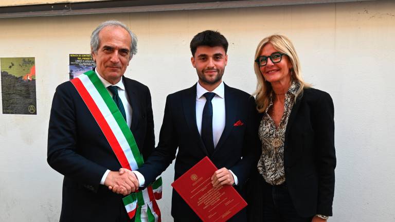 Francesco Di Lorenzo con il sindaco Zattini e l’assessora Casara (foto Fabio Blaco)