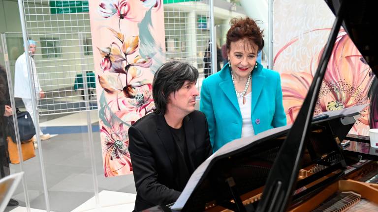 Forlì, Antonio Casanova suona per 8 ore in ospedale: “La musica rompe le barriere della malattia” VIDEO GALLERY