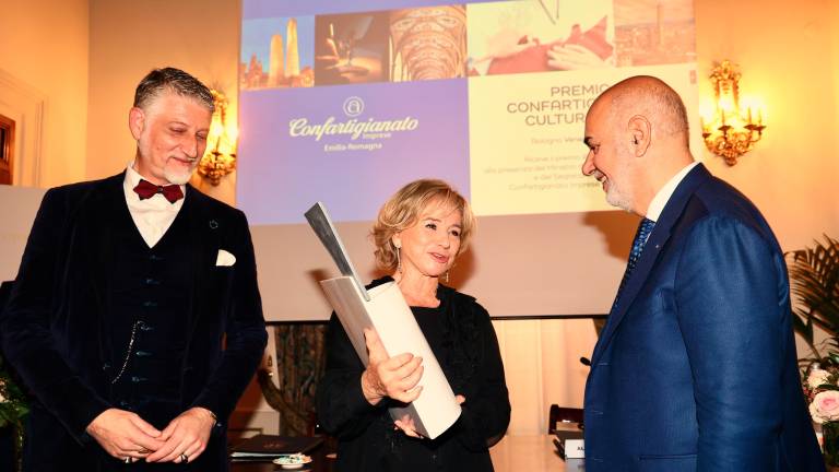 Cattolica. La stilista Alberta Ferretti premiata dal Ministro Giuli per la Cultura 2025