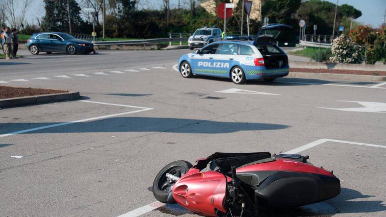 Ravenna, pauroso incidente tra auto e scooter all’incrocio: 19enne all’ospedale - Gallery