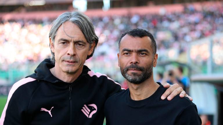 Filippo Inzaghi e Ashley Cole prima della palla al centro (Rega)