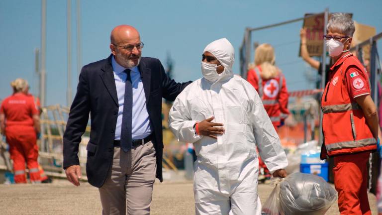 Ravenna, il raccoglimento per il migrante scomparso della Ocean Viking, l’assessore Sbaraglia abbraccia i superstiti - Gallery