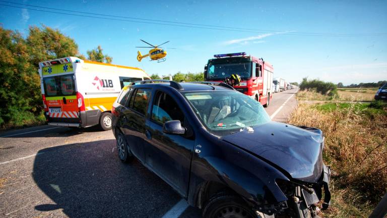 Scontro tra auto e tir sulla Romea: mamma e due gemelli in ospedale