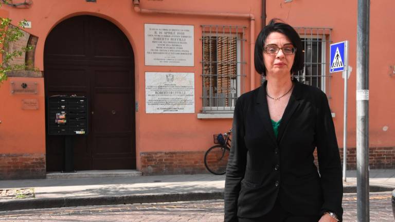 Franca Ferri davanti all’abitazione del senatore Roberto Ruffilli, ucciso dalle Brigate Rosse