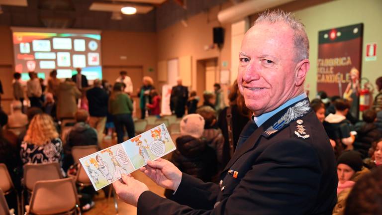 Andrea Gualtieri mostra il fumetto realizzato dagli studenti (foto Blaco)