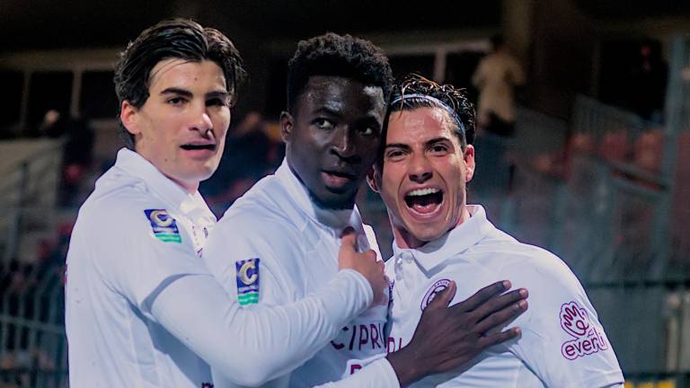 Zagrè festeggiato da Menegazzo e Falbo dopo la rete del momentaneo 1-0 in Ravenna-Arzignano (foto Massimo Fiorentini)