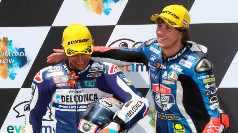 Marco Bezzecchi si congratula con Jorge Martin fresco vincitore del campionato del mondo di Moto3 nel 2018