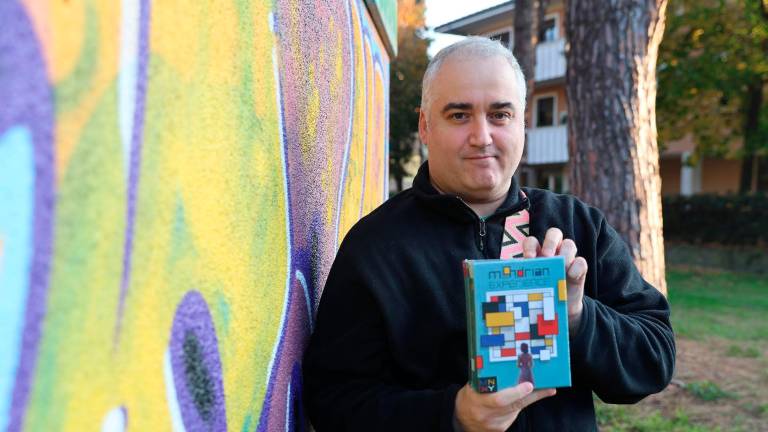 Giacomo Di Fabio con la scatola del gioco “Mondrian Experience”