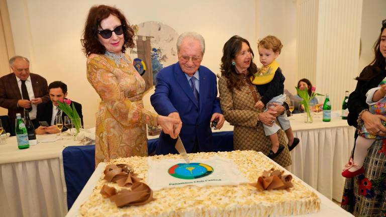 Roberto Benigni filma la cerimonia di premiazione di Nicoletta Braschi al Panathlon Club Cesena VIDEO GALLERY