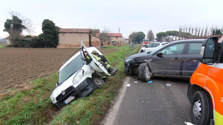 Russi, incidente: resta incastrato nel furgone, artigiano in elicottero all’ospedale