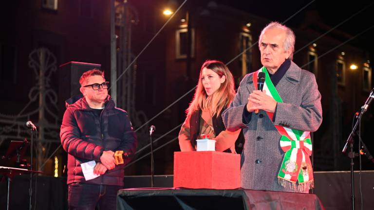 Centinaia di persone in piazza Saffi per l’accensione di “Forlì che brilla” FOTO
