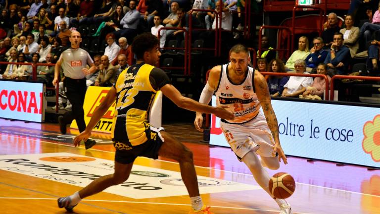 Pietro Aradori contro Leonardo Marangon nel match d’andata perso al Pala Galassi foto fabio blaco