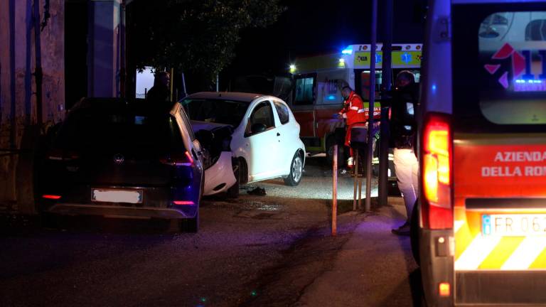 Ravenna, pauroso incidente: l’auto sbanda con un altro mezzo parcheggiato, 4 giovani all’ospedale - Gallery
