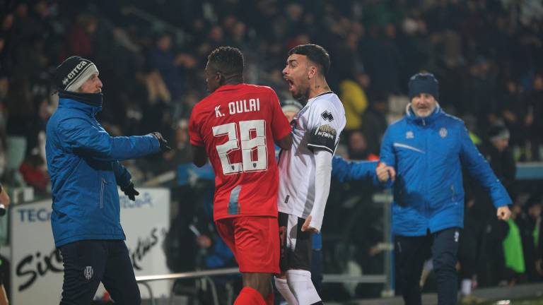 Manolo Adamo e Christian Kouan al fischio finale di Cesena-Cosenza 2-1 (Zanotti)