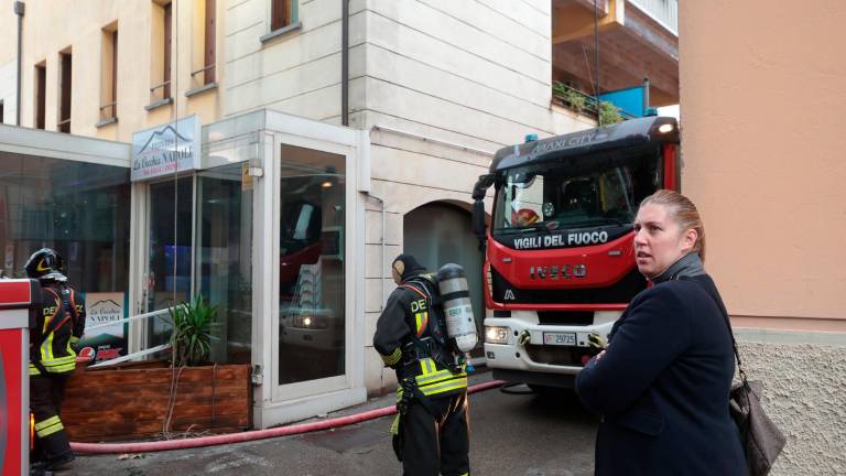 Incendio all’alba in piazza Baccarini a Russi VIDEO