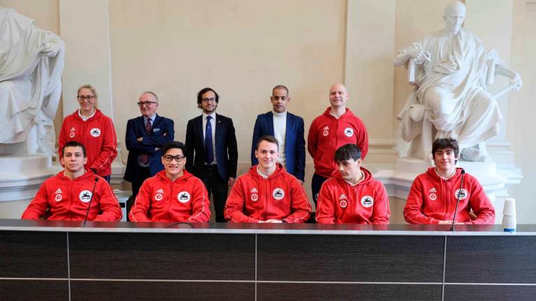Sopra il Romagna Team con, da sinistra, gli atleti Roberto Marzocchi, Lorenzo Casali, Andrea Dotti, Niccolò Vannucchi e Gabriele Tisselli