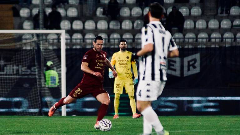 Il difensore centrale giallorosso Adriano Esposito in azione foto MASSIMO FIORENTINI
