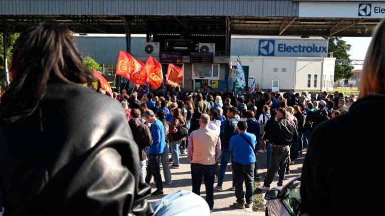Forlì, crisi Electrolux: picchetto notturno dei sindacati, lunedì 18 maggio incontro in Comune, giovedì 25 si replica in Provincia