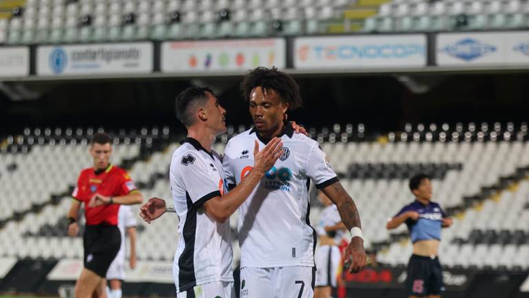 Dimitri Bisoli festeggia Jalen Blesa dopo il gol dell’1-0 (Zanotti)