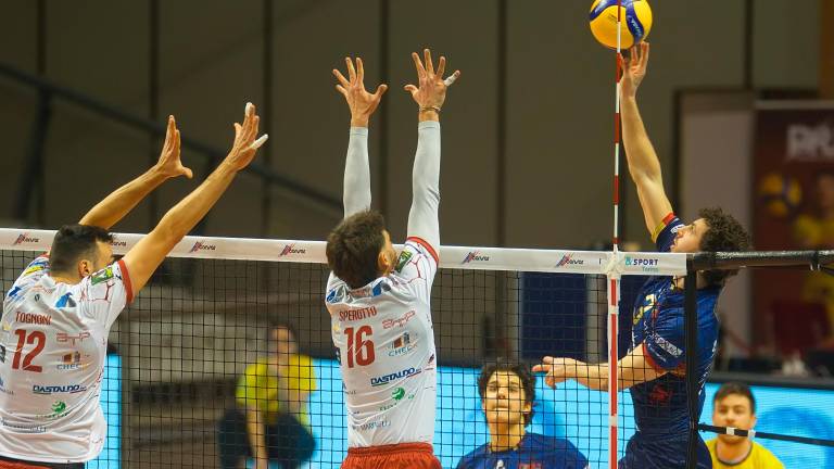 Un attacco di Mattia Gottardo contro il muro di Lorenzo Sperotto (foto Fiorentini)