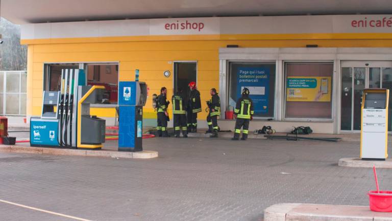 Ravenna, incendio al distributore: pronto intervento dei Vigili del Fuoco, pompe chiuse per motivi di sicurezza - Gallery