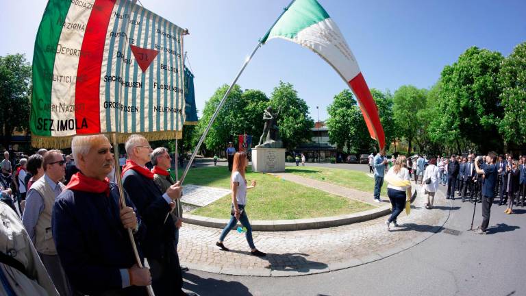 Il corteo del 25 aprile vicino al monumento al partigiano (foto mmph)