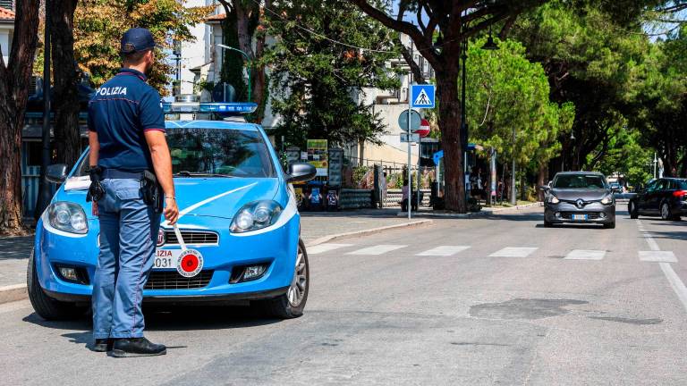 Cesenatico, dorme in spiaggia e il bagnino chiama la polizia perché non può lavorare