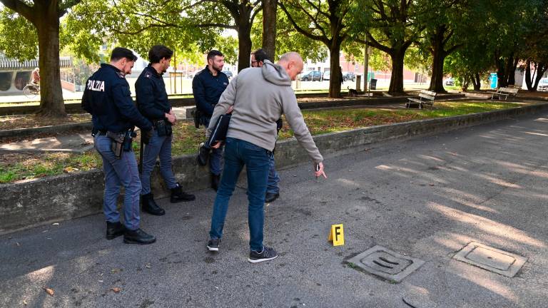 Forlì, testimonianze e telecamere al vaglio per l’accoltellamento fuori dal “Ruffilli”