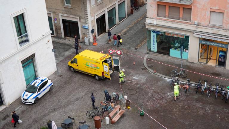Rimini, il camion della differenziata perde olio: chiuso un tratto di Corso d’Augusto