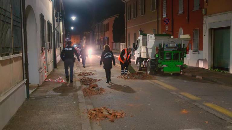 Ravenna. Nudo sul tetto lancia tegole in strada FOTOGALLERY FIORENTINI