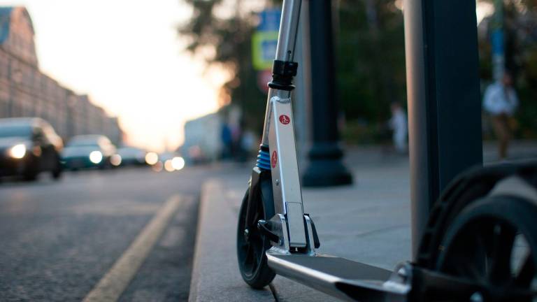 Savignano, in giro in monopattino col coltello nel marsupio: 19enne denunciato