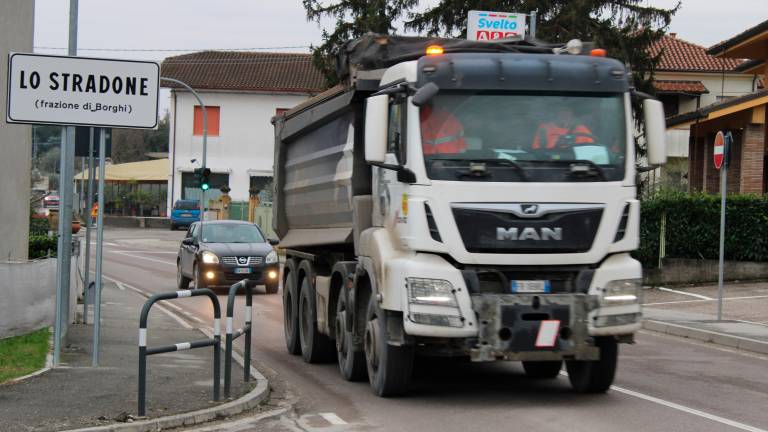 Sono numerosi i camion che attraversano il paese ad alta velocità