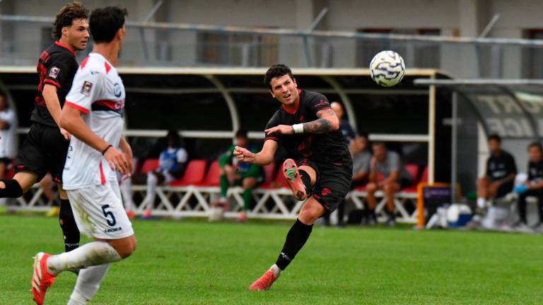L’attaccante forlivese Elia Petrelli va al tiro nella partita casalinga contro il Gubbio foto FABIO BLACO