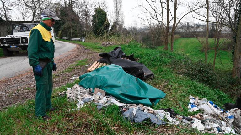 Vittorio Casali tra i rifiuti abbandonati