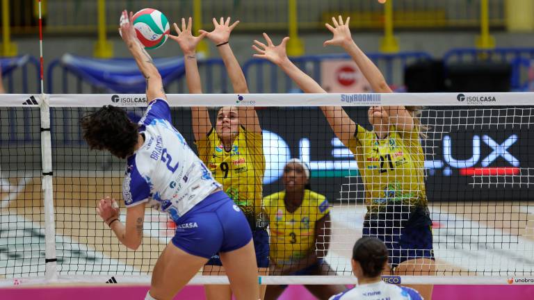 Un attacco di Martina Bracchi, la migliore della Omag-Mt, contro il muro a due di Monviso