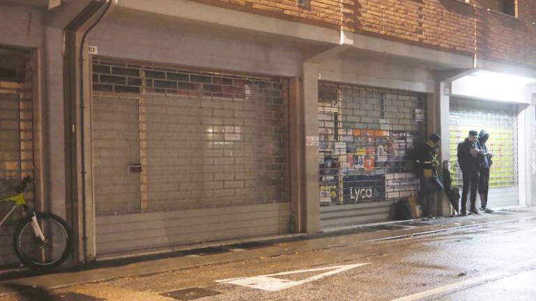 Bivacchi, sporcizia e clienti pregiudicati: chiuso per dieci giorni un negozio a Cesena