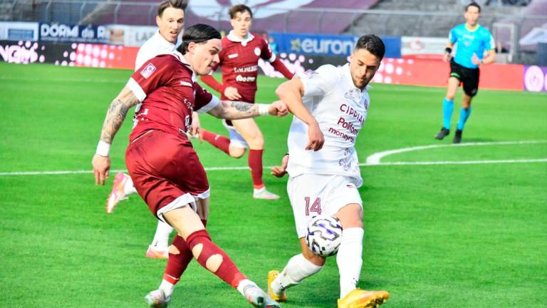 Il giallorosso Cristiano Bani impegnato in fase difensiva