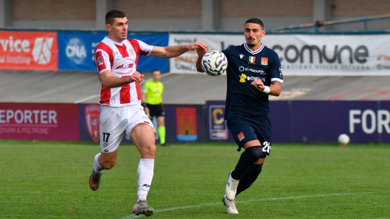 Michele Trombetta guardato a vista da Mario Noce nel match pareggiato contro il Livorno foto fabio blaco