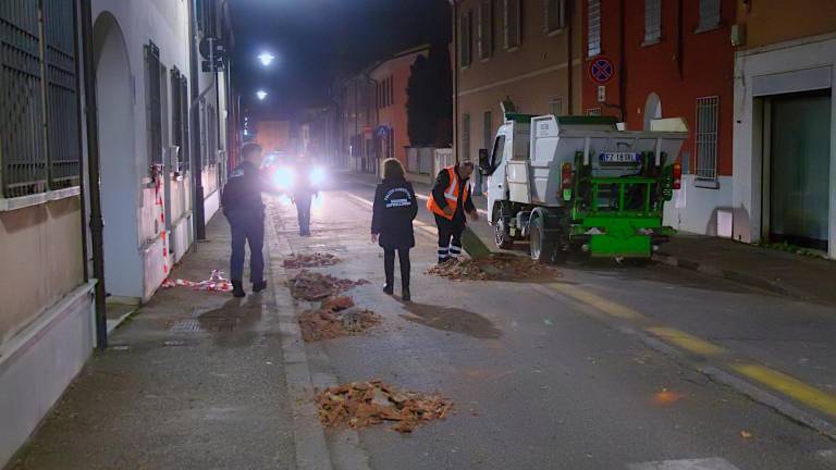 Le tegole lanciate in strada dal 23enne (Fiorentini)