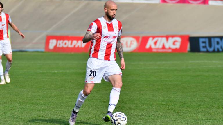 Il centrocampista forlivese Carlo Ilari in azione