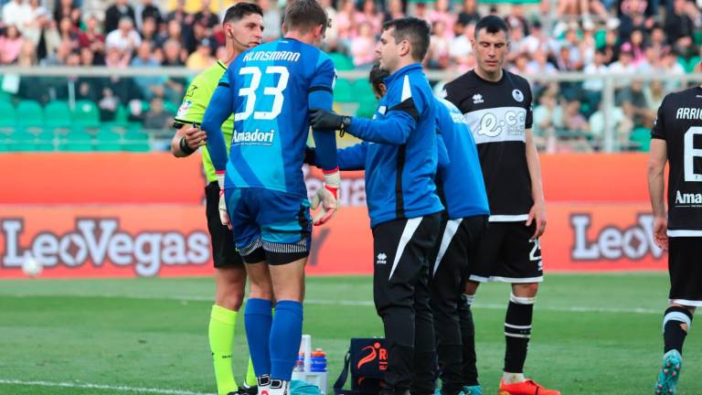 Jonathan Klinsmann si rialza sostenuto dal medico Antonio Argentoni e dall’arbitro Giuseppe Collu dopo l’intervento violento di Filippo Ranocchia al 93’ di Palermo-Cesena