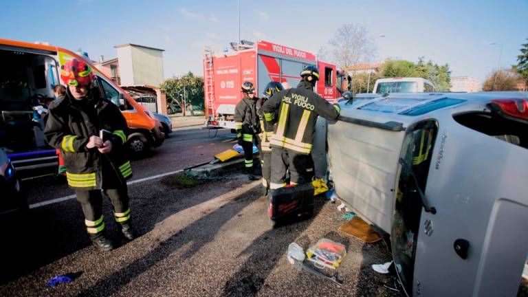 Ravenna. Rocambolesco incidente in via Rubicone: novantenne perde il controllo dell’auto