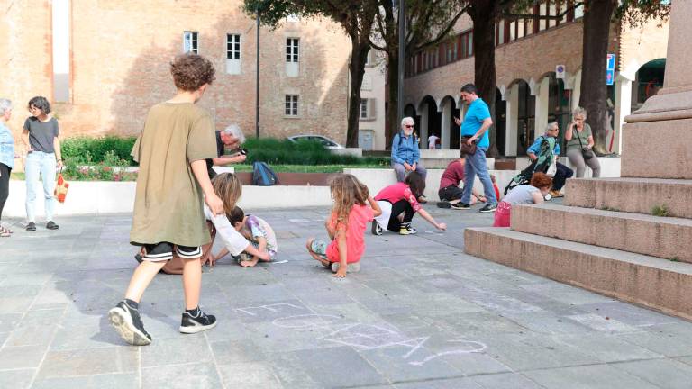 Cesena, bimbi e genitori con Mariangela Gualtieri fanno la “rivoluzione dei gessetti” per Gaza con 200 frasi e disegni sulle piazze davanti alla biblioteca