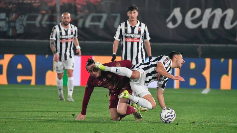 Matteo Mandorlini durante uno scontro ruvido a centrocampo nella sfida persa contro l’Ascoli